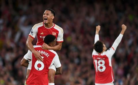 Neville: Arsenal có cơ hội lớn để vô địch, Man City vẫn còn chìm trong cú ăn 3