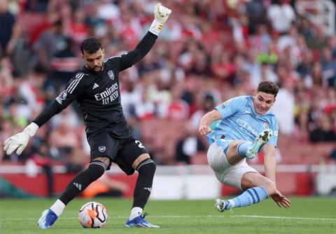 David Raya hạnh phúc sau chiến thắng nghẹt thở của Arsenal