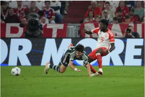Alphonso Davies lên tiếng phản pháo Erik ten Hag