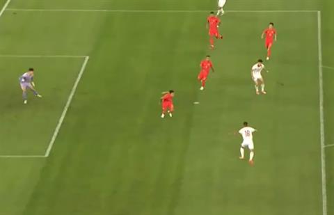 Tuyển Việt Nam hụt cơ hội ghi bàn đầy đáng tiếc trước khung thành tuyển Trung Quốc