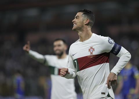 Ronaldo phá sâu kỷ lục Guinness trong ngày Bồ Đào Nha vùi dập Bosnia