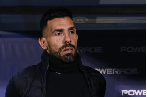 Carlos Tevez ngất xỉu và phải khâu 10 mũi