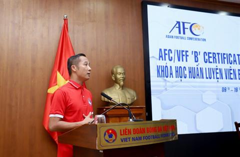 Quốc Vượng nhận chứng chỉ AFC sau khi hoàn thành khóa HLV bằng B