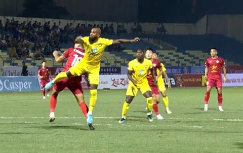 VIDEO: Hồng Lĩnh Hà Tĩnh chọc thủng lưới Thanh Hóa theo kịch bản khó tin