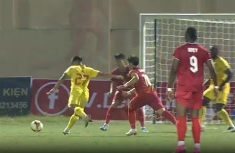 Cầu thủ Thanh Hóa lập siêu phẩm ghi bàn vào lưới Hà Tĩnh