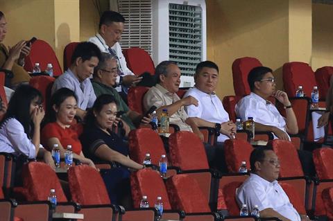 Bầu Đức bất ngờ tới dự khán trận CAHN - Bình Định