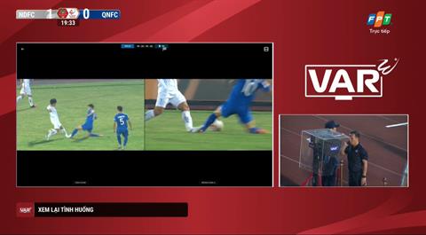 Hồng Duy may mắn thoát thẻ đỏ dù VAR đã vào cuộc