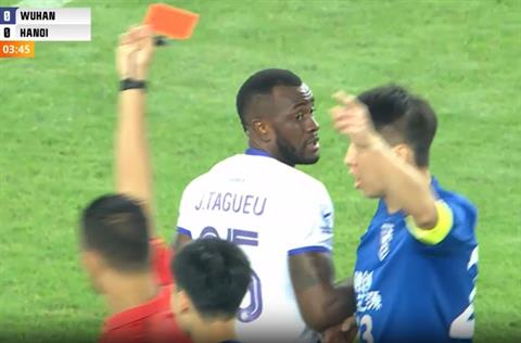 Ngoại binh ham bóng, CLB Hà Nội rơi vào cảnh thiệt quân ngay phút thứ 4 