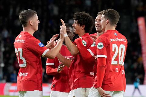 PSV Eindhoven và thứ bóng đá tuyệt luân của Peter Bosz