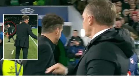 HLV Diego Simeone lại có hành động không đẹp