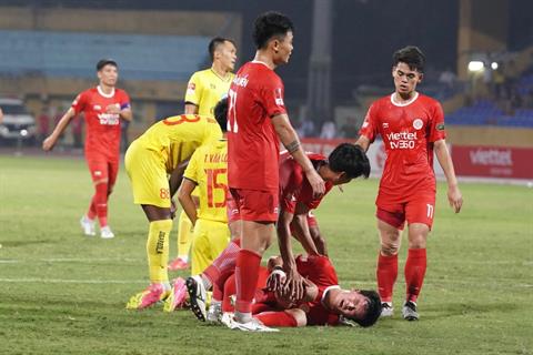 Hoàng Đức nhăn mặt đau đớn vì bị đốn giò