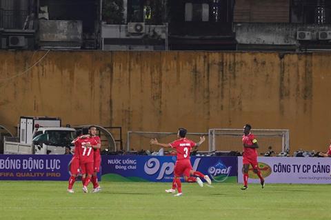 Triệu Việt Hưng đánh đầu ngược hiểm hóc tung lưới Hà Nội FC