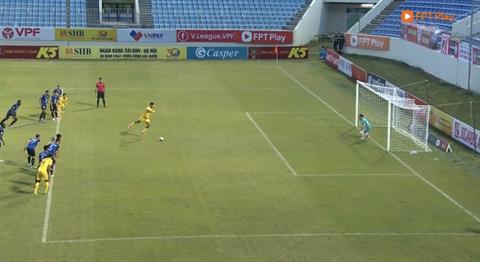 VIDEO: Ngoại binh Quảng Nam nhảy chân sáo, sút tung lưới TP.HCM trên chấm 11m