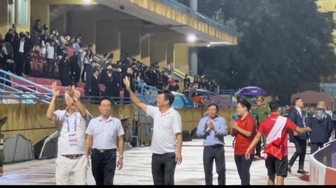 Bầu Hoàn xuống sân cảm ơn NHM sau thắng lợi lịch sử trước Hà Nội