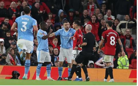 Jeremy Doku cà khịa Antony sau pha va chạm ở derby Manchester