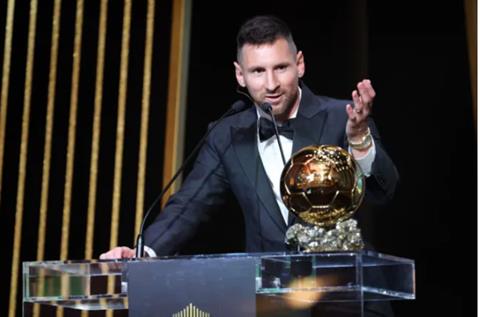 Cristiano Ronaldo ấn thích bài đăng chỉ trích Lionel Messi 