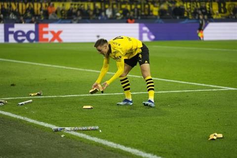 CĐV Dortmund ném tiền để phản đối quyết định của UEFA