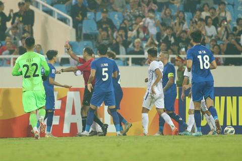 Chơi xấu Xuân Mạnh, cầu thủ Trung Quốc bị báo chí nước nhà chỉ trích