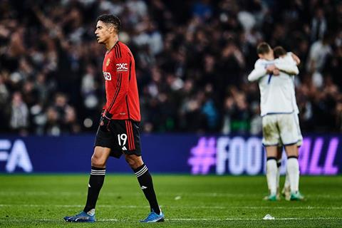 Scholes: MU không thể tin tưởng vào Raphael Varane