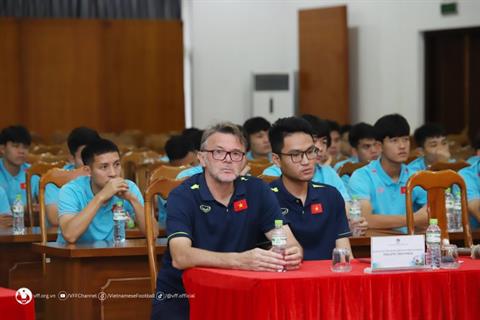 HLV Philippe Troussier nắn gân các học trò trước thềm vòng loại World Cup 2026