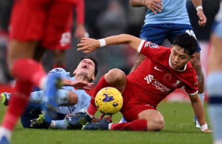 HLV Brentford đòi thẻ đỏ cho cầu thủ của Liverpool