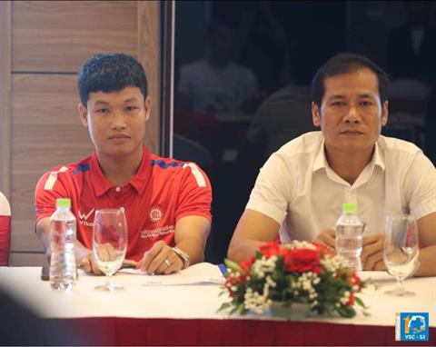 Phong độ tụt dốc, hậu vệ Trần Hữu Đông Triều phải đi đá phủi kiếm sống