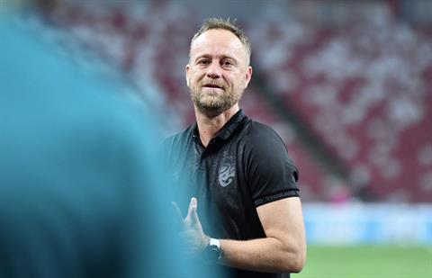 HLV Polking mắt đỏ hoe sau trận thắng của ĐT Thái Lan