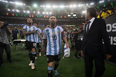 Messi chỉ trích cảnh sát Brazil vì dùng gậy trấn áp CĐV Argentina