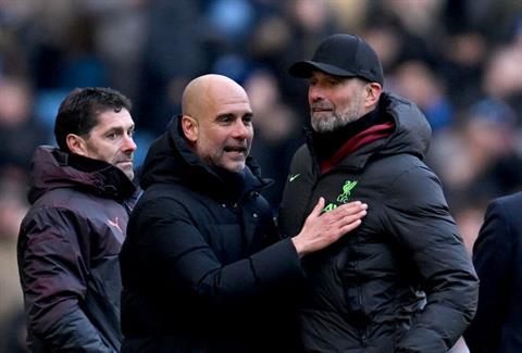 Pep Guardiola an ủi các học trò sau trận hòa trước Liverpool
