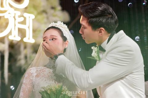 Hành động ấm áp của Văn Hậu với Doãn Hải My trong tiệc cưới