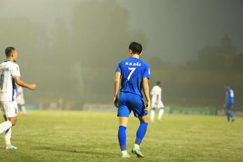 Trò cưng HLV Troussier nghẹn ngào khi gặp lại đội bóng thời niên thiếu SLNA