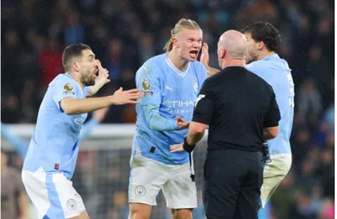 Man City bị phạt vì bao vây trọng tài ở trận gặp Tottenham