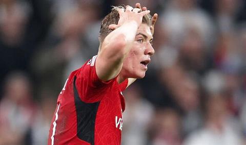 Rasmus Hojlund nên tức giận với Diogo Dalot