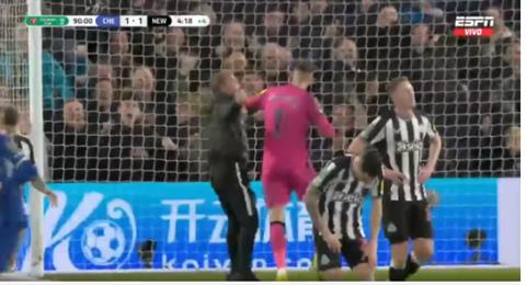 Cảnh sát điều tra vụ CĐV Chelsea vào sân đối đầu với Martin Dubravka 