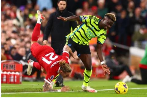 Khiến cầu thủ Liverpool nhập viện, Bukayo Saka lên tiếng xin lỗi