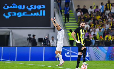 Benzema hành động lạ sau trận thua Ronaldo