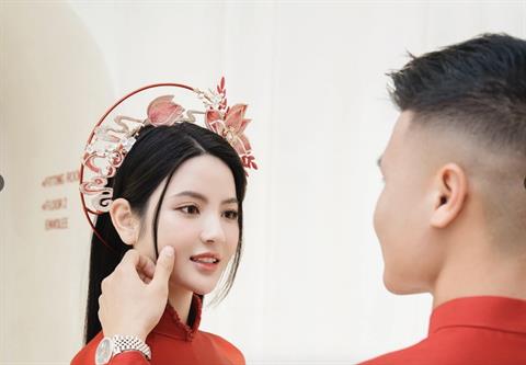 Quang Hải ân cần với Chu Thanh Huyền trong ngày thử đồ cưới