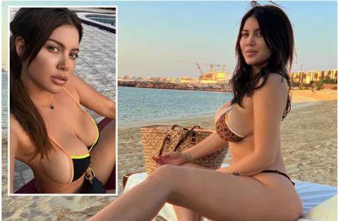 Wanda Nara diện bikini nhỏ xíu trên bãi biển 