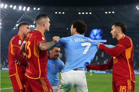 CĐV Lazio và Roma ném pháo sáng về phía đối thủ ở trận derby