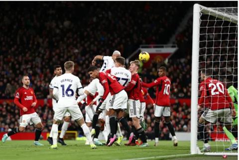 Andre Onana bị chỉ trích dữ dội sau trận hòa Spurs