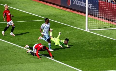 Peter Schmeichel bảo vệ Andre Onana 