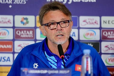 HLV Troussier: Tuyển Việt Nam cần chiến đấu đến cùng