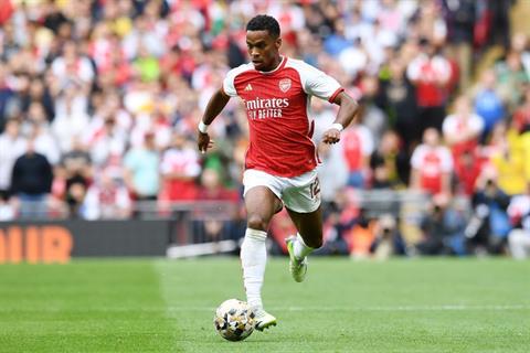 Hậu vệ Jurrien Timber trở lại đội hình của Arsenal
