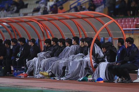 Dàn sao Hàn Quốc mang chăn ra đắp dưới cái lạnh 11 độ ở sân Hàng Đẫy