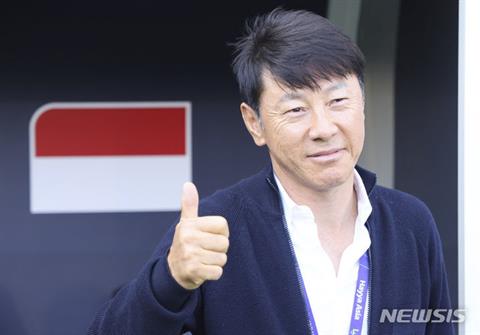CĐV Indonesia yêu cầu giữ chân HLV Shin Tae Yong trước trận đấu Việt Nam