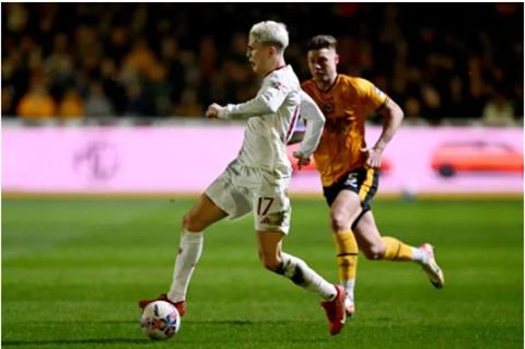 Erik ten Hag không hài lòng sau chiến thắng trước Newport 