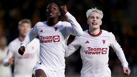 Kobbie Mainoo nói gì sau bàn thắng đầy cảm xúc cho Man United?