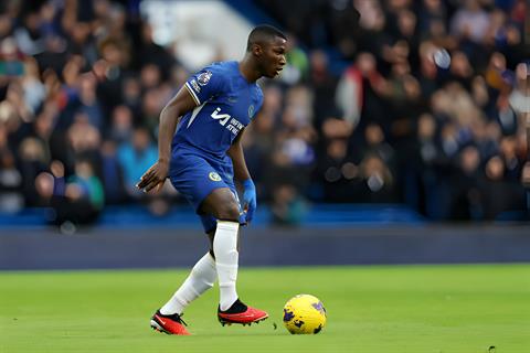 Caicedo nổi khùng khi bị thay ra trong trận thua Wolves
