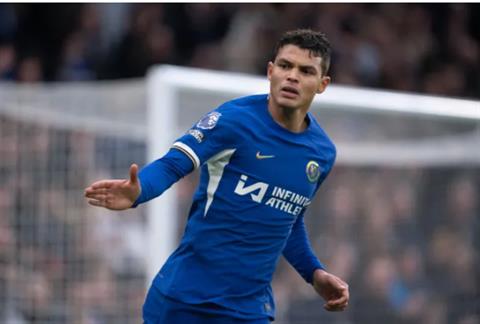Jamie Carragher chỉ trích vợ Thiago Silva