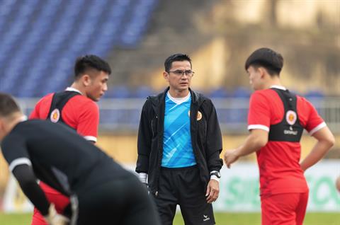 VIDEO: HLV Kiatisuk phát biểu khiêm tốn sau trận thắng SLNA trên sân Vinh